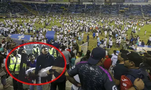 స్టేడియంలో తొక్కిసలాట.. 9 మంది మృతి
