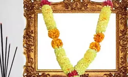 ఇంట్లో చనిపోయిన వారి ఫొటోస్ ఏ దిక్కున పెడుతే మంచిదో తెలుసా?