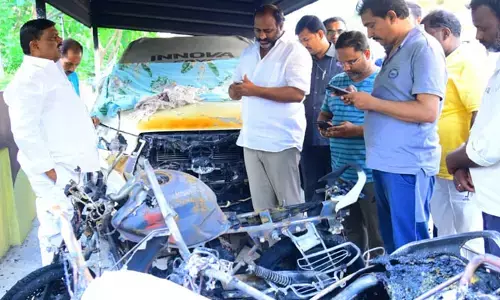 ద్విచక్ర వాహనాలను దగ్ధం చేసిన దుండగుడు