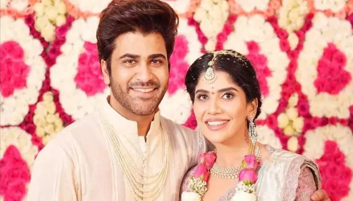 లీలా ప్యాలస్లో శర్వానంద్ పెళ్లి.. ఒక్క రోజుకు ఖర్చేంతో తెలుసా? లీలా ప్యాలస్లో శర్వానంద్ పెళ్లి.. ఒక్క రోజుకు ఖర్చేంతో తెలుసా?