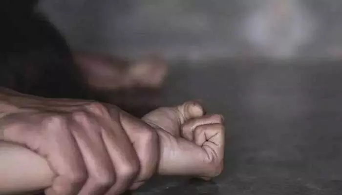భర్తను మంచానికి కట్టేసి ఆయన ఎదుటే.. భార్య, కూతురిపై గ్యాంగ్ రేప్ భర్తను మంచానికి కట్టేసి ఆయన ఎదుటే.. భార్య, కూతురిపై గ్యాంగ్ రేప్