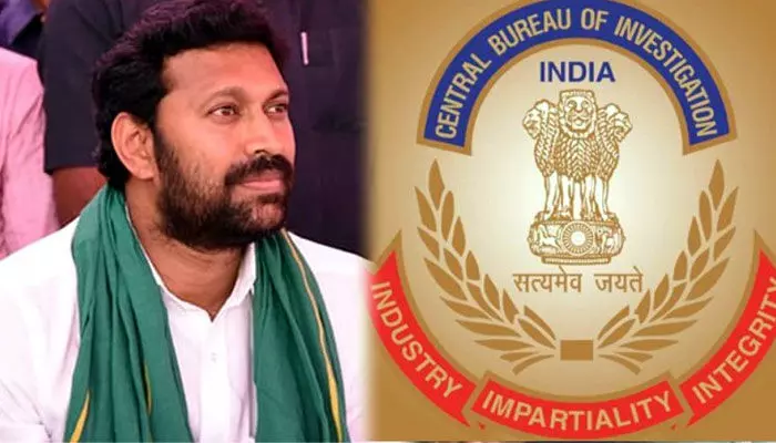సీబీఐ విచారణకు MP అవినాష్ రెడ్డి.. CBI అధికారుల ప్రశ్నల వర్షం! సీబీఐ విచారణకు MP అవినాష్ రెడ్డి.. CBI అధికారుల ప్రశ్నల వర్షం!