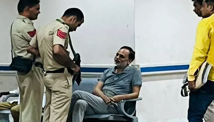 క్షీణించిన సత్యేందర్ జైన్ ఆరోగ్యం.. జైలు నుంచి ఆసుపత్రికి తరలింపు క్షీణించిన సత్యేందర్ జైన్ ఆరోగ్యం.. జైలు నుంచి ఆసుపత్రికి తరలింపు