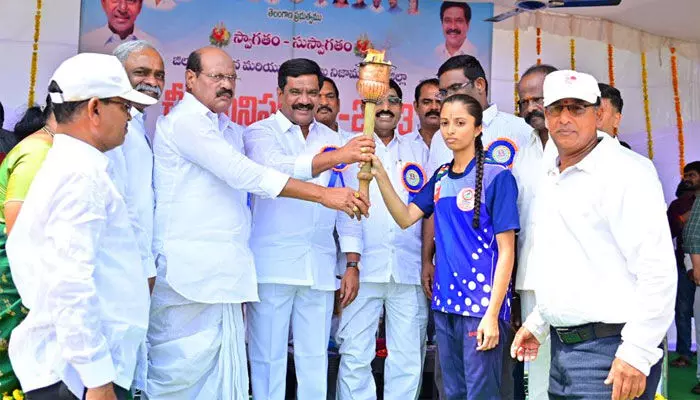 క్రీడాకారుల ప్రతిభను వెలికితీసేందుకే సీఎం కప్ : మంత్రి వేముల ప్రశాంత్ రెడ్డి క్రీడాకారుల ప్రతిభను వెలికితీసేందుకే సీఎం కప్ : మంత్రి వేముల ప్రశాంత్ రెడ్డి