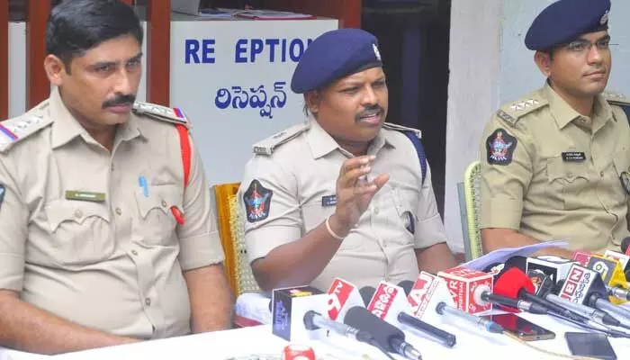 Chittoor: యువతి అరాచకం.. మిస్టరీ చేధించిన పోలీసులు Chittoor: యువతి అరాచకం.. మిస్టరీ చేధించిన పోలీసులు