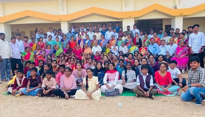 87 కుటుంబాలు.. 281 మంది బలగం.. ఒకే వేదికపై ఐదు తరాల వారి ఆత్మీయ సమ్మేళనం.. 87 కుటుంబాలు.. 281 మంది బలగం.. ఒకే వేదికపై ఐదు తరాల వారి ఆత్మీయ సమ్మేళనం..