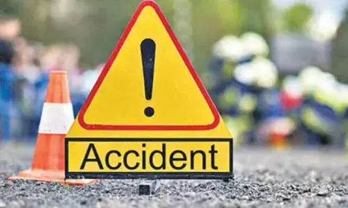 బ్రేకింగ్ : లారీ కారు ఢీ.. ముగ్గురు స్పాట్ డెడ్