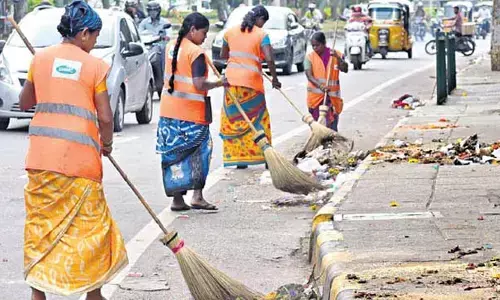 స్వీపర్లకు ఎండ కష్టాలు.. పని వేళల్లో మార్పులు