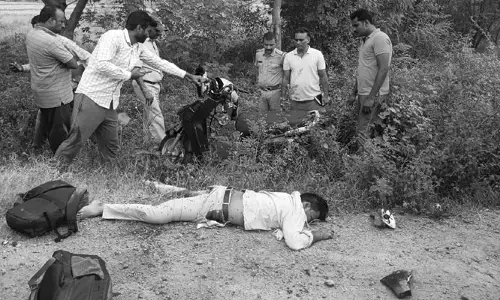 ఘోర రోడ్డు ప్రమాదం.. ఒకే కుటుంబానికి చెందిన ఇద్దరు ఉద్యోగులు మృతి