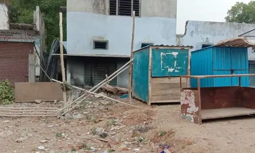 మున్సిపల్ షాపింగ్ కాంప్లెక్స్ స్థలంలో అక్రమ నిర్మాణం