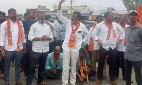 సర్వీస్ రోడ్లు పూర్తి చేయాలని బీజేపీ ఆధ్వర్యంలో ధర్నా..