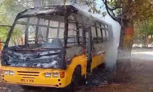 స్కూల్ బస్సులో మంటలు.. ప్రమాదమా..? కుట్రతో చేసిందా ..?