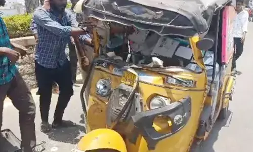 లారీ, ఆటో ఢీ.. ఒకరికి గాయాలు