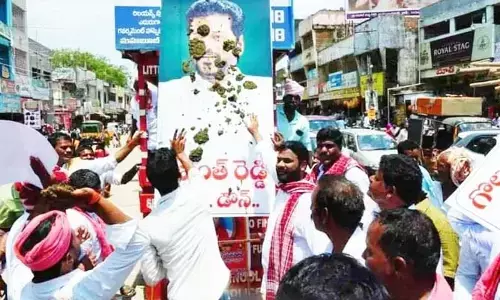 రేవంత్ రెడ్డి ప్లెక్సీకి పేడ కొట్టిన గొల్ల కురుమలు.. ఆ వ్యాఖ్యలపై క్షమాపణ చెప్పాలని డిమాండ్..