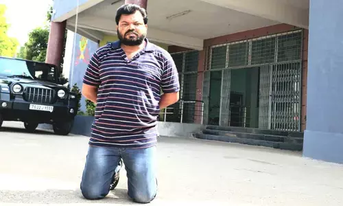 అభివృద్ధి పనులు జరగడం లేదంటూ కార్పొరేటర్ వినూత్న నిరసన