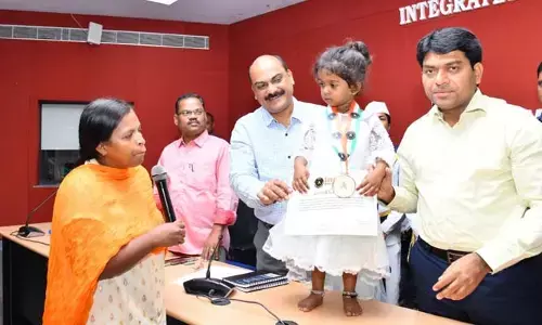 చిన్నారి మధుర ను అభినందించిన కలెక్టర్..