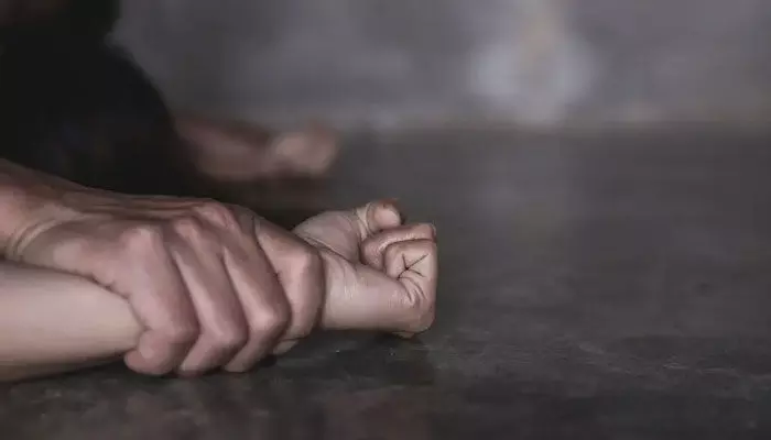 38 ఏళ్ల టీచర్పై అత్యాచారం.. తప్పించుకుని తిరుగుతున్న నిందితుడిని.. 38 ఏళ్ల టీచర్పై అత్యాచారం.. తప్పించుకుని తిరుగుతున్న నిందితుడిని..