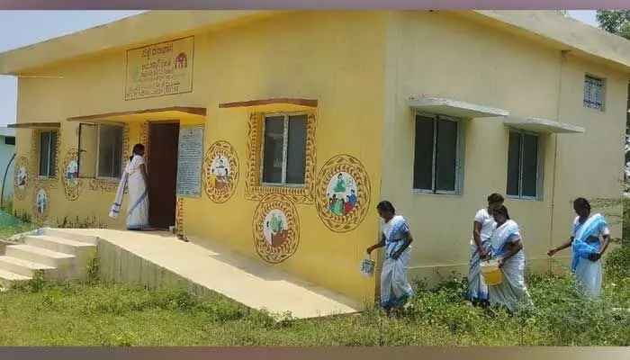 ఎర్రటి ఎండలో ఆశాల అవస్థలు.. ఎర్రటి ఎండలో ఆశాల అవస్థలు..