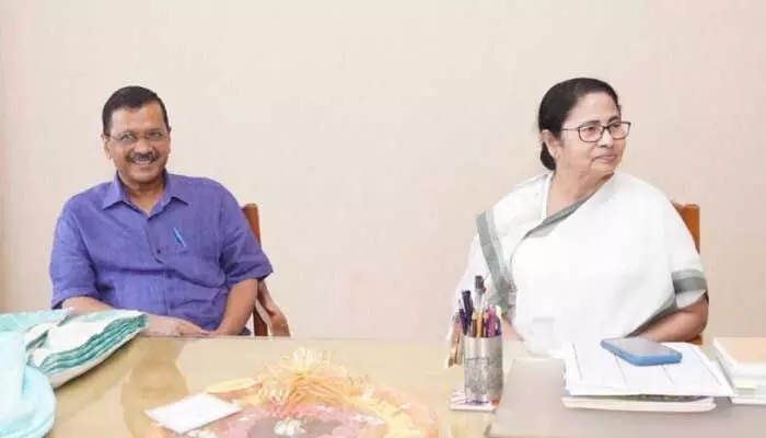 వెస్ట్ బెంగాల్ సీఎం మమతా బెనర్జీతో కేజ్రీవాల్ భేటీ వెస్ట్ బెంగాల్ సీఎం మమతా బెనర్జీతో కేజ్రీవాల్ భేటీ