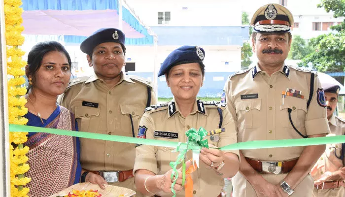 మహిళల భద్రత కోసమే సీడీఈడబ్ల్యు కేంద్రాలు: అదనపు డీజీ షిఖా గోయల్ మహిళల భద్రత కోసమే సీడీఈడబ్ల్యు కేంద్రాలు: అదనపు డీజీ షిఖా గోయల్