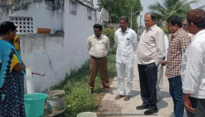 అభివృద్ధి పనులను పరిశీలించిన ఎమ్మెల్యే కరణం అభివృద్ధి పనులను పరిశీలించిన ఎమ్మెల్యే కరణం
