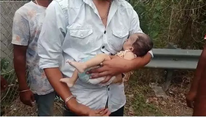 గోదావరిలోకి చిన్నారిని విసిరేసిన కన్నతల్లి గోదావరిలోకి చిన్నారిని విసిరేసిన కన్నతల్లి