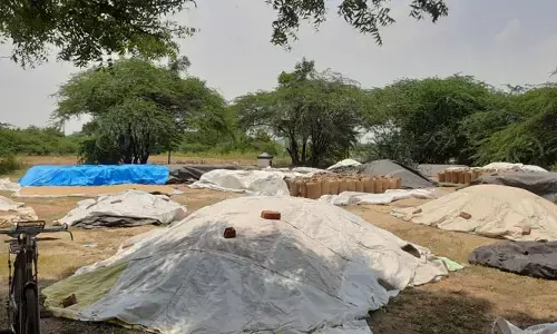 మిల్లర్ల కొర్రీలు, ఐకేపీ నిర్వాహకుల సతాయింపు.. ఆగని ధాన్యం దోపిడీ!