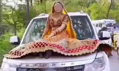 కారు బానెట్‌పై పెళ్లికూతురు డ్రస్‌లో యువతి ఫోటో షూట్!