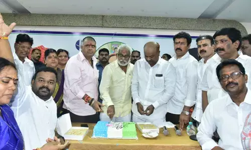 వైసీపీ పాలనకు నాలుగేళ్లు పూర్తి.. కేక్ కట్ చేసిన వైవీ సుబ్బారెడ్డి