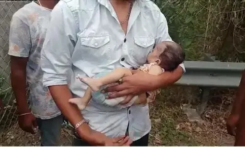 గోదావరిలోకి చిన్నారిని విసిరేసిన కన్నతల్లి