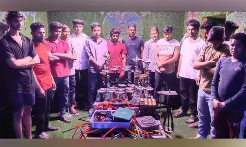 హుక్క పార్లర్ పై పోలీసుల దాడి...