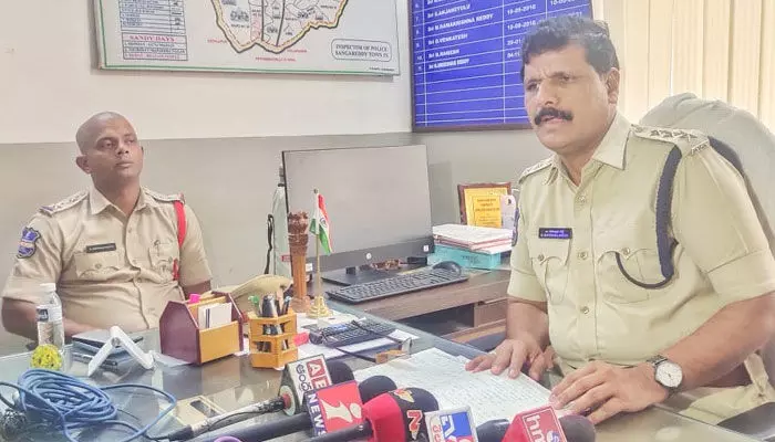 ప్రేమోన్మాది అరెస్ట్.. ప్రేమను నిరాకరించిందని యువతి పై దాడి.. ప్రేమోన్మాది అరెస్ట్.. ప్రేమను నిరాకరించిందని యువతి పై దాడి..