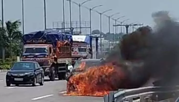 నడుస్తున్న కారులో ఒక్కసారిగా మంటలు.. చూస్తుండగానే దగ్ధం.. నడుస్తున్న కారులో ఒక్కసారిగా మంటలు.. చూస్తుండగానే దగ్ధం..
