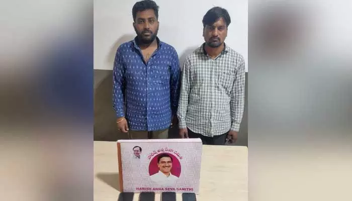 మంత్రి హరీష్ రావు పేరుతో అక్రమ వసూళ్లు.. పోలీసుల ఎంట్రీతో సీన్ రివర్స్! మంత్రి హరీష్ రావు పేరుతో అక్రమ వసూళ్లు.. పోలీసుల ఎంట్రీతో సీన్ రివర్స్!