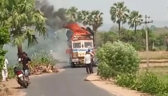 అగ్నిప్రమాదంలో గడ్డితో సహా లారీ దగ్ధం..