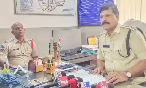 ప్రేమోన్మాది అరెస్ట్.. ప్రేమను నిరాకరించిందని యువతి పై దాడి..