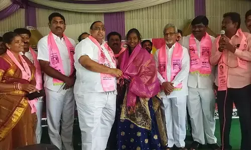 ఇంటర్ విద్యార్థిని సన్మానించిన ఎమ్మెల్యే సతీష్ కుమార్..