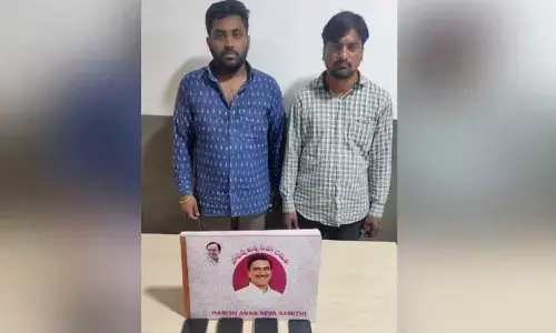 మంత్రి హరీష్ రావు పేరుతో అక్రమ వసూళ్లు.. పోలీసుల ఎంట్రీతో సీన్ రివర్స్!