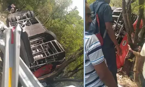 తిరుమల ఘాట్‌ రోడ్డులో బస్సు బోల్తా