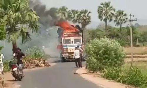 అగ్నిప్రమాదంలో గడ్డితో సహా లారీ దగ్ధం..