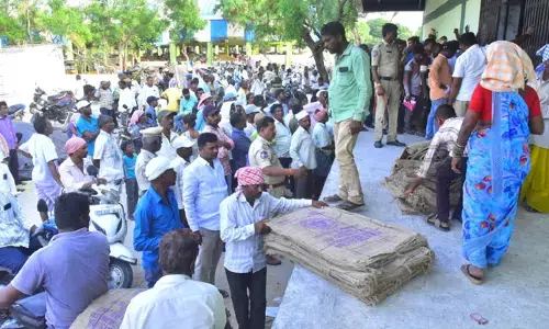 గన్నీ బ్యాగ్ కొరతతో..రైతుల రాస్తారోకో..