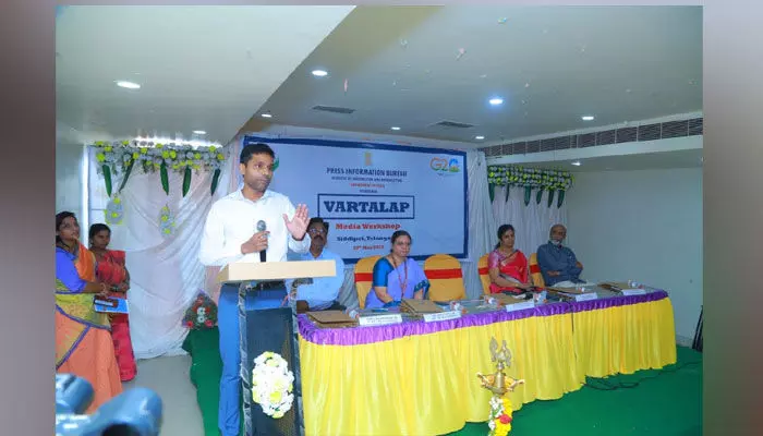 సమాచారం చేరవేయడంలో మీడియా ది కీలక పాత్ర.. అడిషనల్ కలెక్టర్ సమాచారం చేరవేయడంలో మీడియా ది కీలక పాత్ర.. అడిషనల్ కలెక్టర్