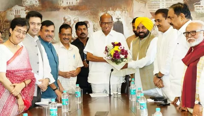 శరద్ పవార్ను కలిసిన ఢిల్లీ సీఎం కేజ్రీవాల్.. శరద్ పవార్ను కలిసిన ఢిల్లీ సీఎం కేజ్రీవాల్..