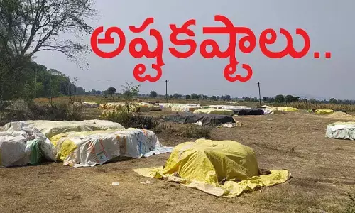 రైతులకు అష్టకష్టాలు.. జిల్లాలో భారీగా ధాన్యం రాశులు