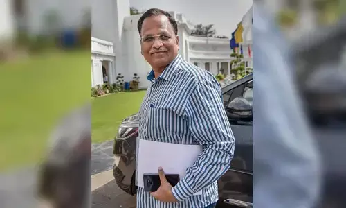 తీహార్ జైలు బాత్రూంలో కాలు జారి పడ్డ మాజీ మంత్రి.. ఆస్పత్రికి తరలింపు