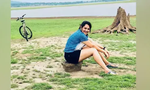 Anasuya Bharadwaj  :అనసూయకు ఈ మధ్యన బట్టలే బరువైపోతున్నాయంటున్న నెటిజన్లు
