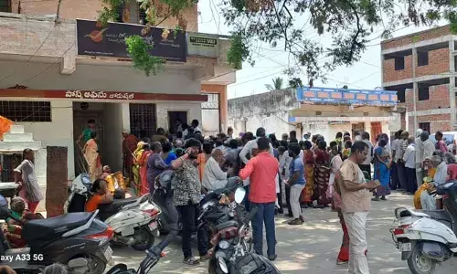 పింఛను కోసం వృద్ధుల తిప్పలు..
