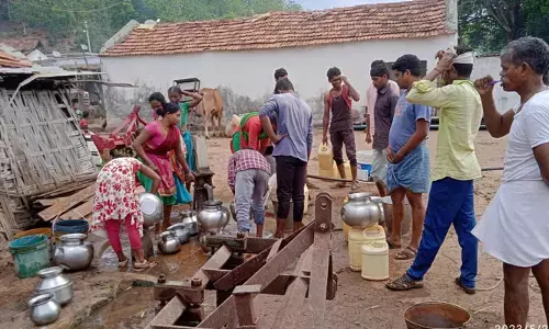 గిరిజన గ్రామంలో తాగునీటి కష్టాలు..