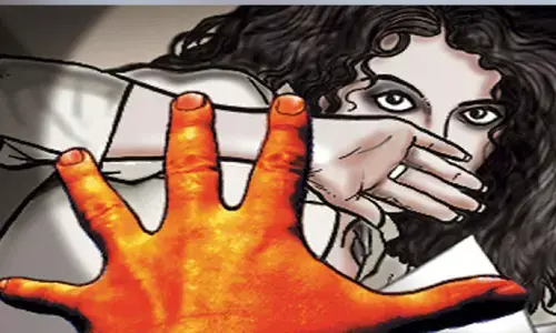 యువతి పై అత్యాచారం చేసిన ప్రజాప్రతినిధి..