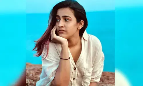 Niharika Konidela :బీచ్‌లో నిహారిక క్లివేజ్ షో ఫొటోస్ వైరల్.. హాట్ అంటూ కామెంట్స్